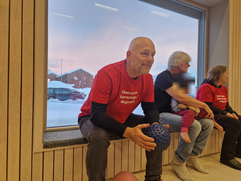 Untitled design.jpg VIKTIG FOR SAMFUNNET: Pål Julius Skogholt (SV) (t.v.) er tydelig på at barnehagen er en viktig samfunnsinstitusjon. Her sammen med Oskar Gjøstøl og Birgit Czyz.